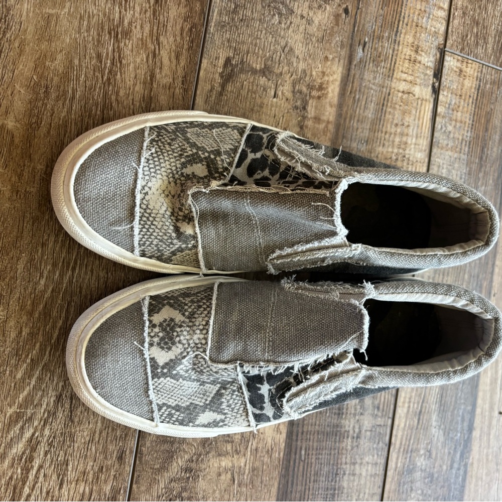 Blowfish Gray and Black Patterned Flats